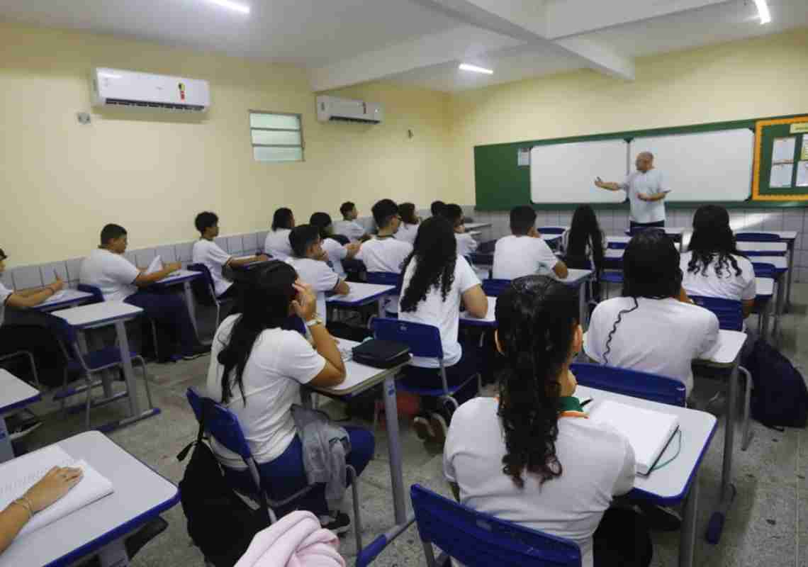 Governo do Ceará paga reajuste de 5,4% para profissionais do magistério